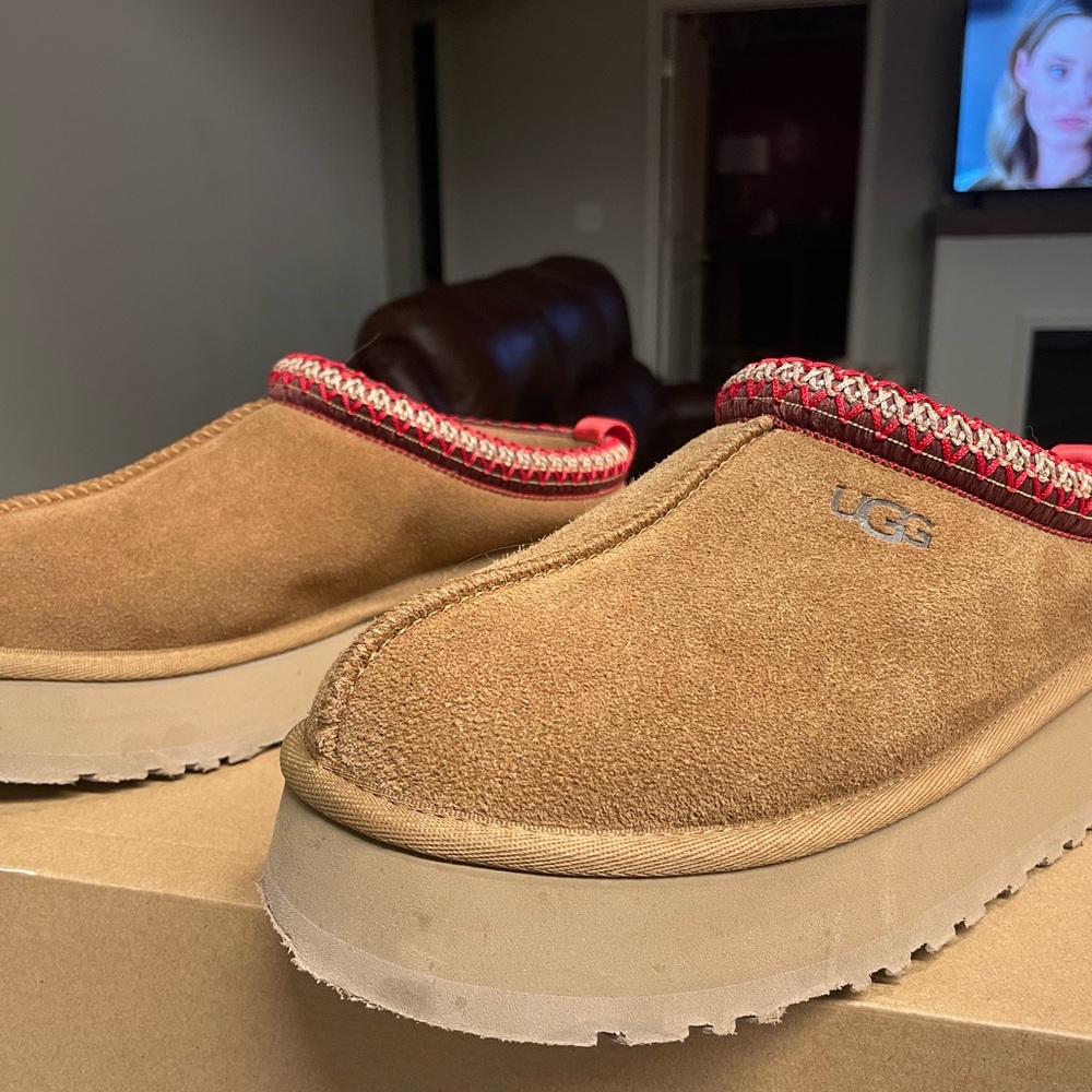 Size 9 women’s Ugg Tazz Platform